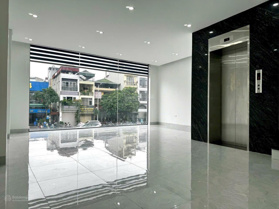 Cho thuê toà mới hoàn thiện nhà 7 tầng DT 65m2 MT 5.5m nhà phố Tây Hồ - Quảng An view toàn bộ hồ