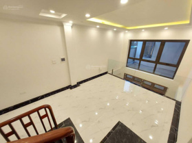 Nhà 5 tầng 1 tum x 30m2, ngay công an phường Thạch Bàn cách 10m ra đường 2 ô tô tránh