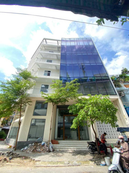 Toà nhà VP mặt tiền đường Hoàng Dư Khương, Q10 (15 x 20m) TDXD: ~1400m2. Giá bán: 65 tỷ HDT: 170tr