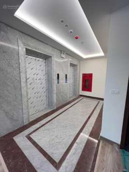 Bán tòa văn phòng vip 9 tầng mặt phố Hoàng Ngân. Diện tích 212m2, mặt tiền 12m, giá 155 tỷ