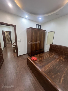 Chính chủ cần bán gấp nhà phố Ngọc Lâm để trả ngân hàng DT 40m2, 5 tầng, gần vườn hoa, trường học