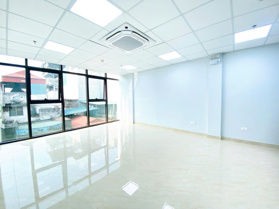 Cho thuê văn phòng tại Nguyên Hồng, Đống Đa sàn 50m2 nhà mới sạch sẽ view full kính giá rẻ bất ngờ
