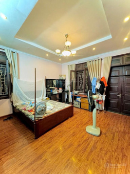 Chính chủ bán nhà Lạc Long Quân 72m2, ô tô tránh, gara, lô góc 10.9 tỷ