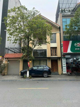 Lâu lâu mới có một căn, cho thuê nhà mặt phố Duy Tân, DT 70m2x3tầng, MT 6m, giá 55tr, LH 0982 331 221