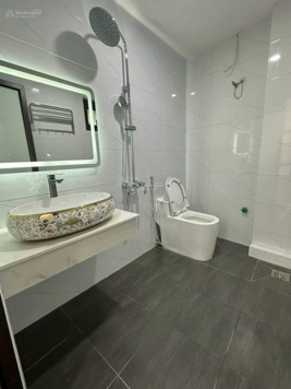 Nhà KV Xuân La, Tây Hồ, DT 55m2, hai thoáng. Sân riêng để 10 xe. Ở tốt, kinh doanh, Lotte Tây Hồ