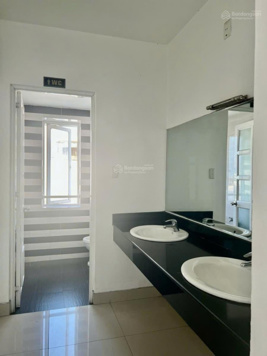 Trống sàn 120m2 - 19 triệu/tháng (155k/m2) đường Núi Thành. Giá rẻ nhất khu vực. Đoạn đầu đường