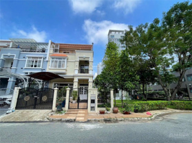 Chủ định cư bán gấp biệt thự góc công viên - DT: 9x20m, ngay trường QT Canada Phú Mỹ Hưng