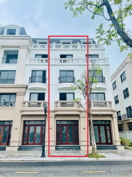 3 suất ngoại giao giá chiết khấu cực sâu 3,3 tỷ/ căn xây 5 tầng. LH: 0855 503 444