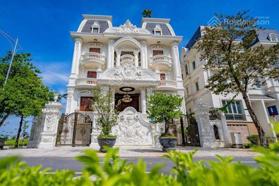 Biệt thự song lập gần hồ, sổ đỏ chính chủ - cần bán trước tết