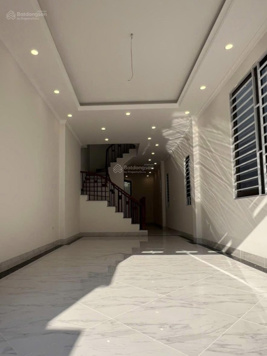 Cực hot giữa phố Trạm Long Biên, 70m2 nhà mới 4 ngủ, sân khủng, Mt uy lực ~5m, nhỉnh 8 tỷ, ở sướng