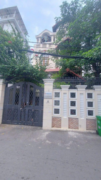 Biệt thự hẻm đẹp, bán gấp chia tài sản gia đình. Ung Văn Khiêm, Bình Thạnh. DT 7x20m, 4 tầng, 26 tỷ