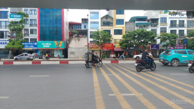 Bán mảnh đất mặt phố Minh Khai. DT 160m2, lô góc, có nhà 3 tầng. MT 6m. Vỉa hè và phố rộng