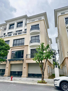 Chính chủ bán cắt lỗ gấp shop góc San Hô mua 2022 giá 14,2tỷ + chênh. Nhưng giờ cần bán gấp 11,6 tỷ