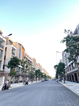 Bán liền kề Ánh Dương căn áp góc 62.5m2 giá 8,6 tỷ, mặt tiền 5m ngay công viên nước Vinhomes OCP3