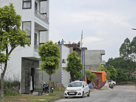 Cần bán gấp lô đất nhìn khuôn viên ngay cổng vào dự án rẻ nhất tại khu đô thị Kosy BG