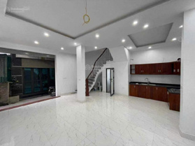 Lô góc Vĩnh Hưng. Ngõ nông 20m thẳng đường ô tô. Dt 43m2, mt rộng 5,7m chào 6.5 tỷ. Nói k vs tin ảo