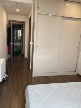 Gia đình bán căn 60.2m2 thiết kế 2PN + 2WC View hồ sen, tầng cao full nội thất, giá 5,5 tỷ