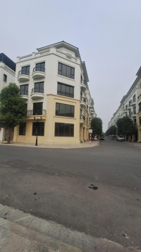 Bán căn liền kề góc, diện tích đất 104 m2. Ngay cạnh công viên. Hướng ĐN, view đẹp, giá tốt