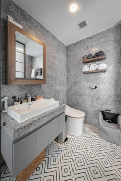 Bán gấp căn hộ chung cư Sky Center. 98m2, 3PN. Giá: 5.4 tỷ 139m2, 3pn. Giá: 7.3tỷ. 0933 033 468 Thái