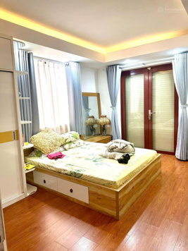 Bán nhà mặt tiền Nguyễn Văn Nguyễn, phường Tân Định, Q. 1