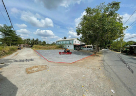 Chính chủ bán gấp nền đất như hình 392.6m2 giá 28tr/m2 còn thương lượng. Ngay trường cấp 2 Tân Nhựt