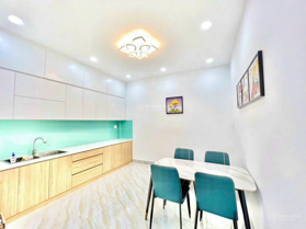 QUá ngộp - bán nhà 2 tầng - gần Vành Đai 2 - Phạm Văn Đồng - HXH - DT: 95m2 giá 5,5 tỷ