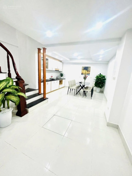 Bán nhà P. Vĩnh Hưng Hoàng Mai DT: 55m2x5T MT 4,5m ôtô đỗ cổng cách nhà 5m, nhà dân xây. Giá 7.9tỷ