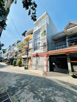 10,2 tỷ - nhà đẹp Bàu Cát - HXH đường Nguyễn Hồng Đào - DT 4,6x17m - 2 lầu sân thượng