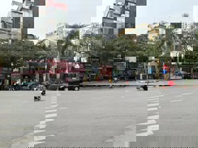 CHO THUÊ NHÀ MẶT PHỐ NGUYỄN KHUYẾN 50M2 X 4 TẦNG VỈA HÈ 6M GIÁ 40TRĐ LH 0963989690 