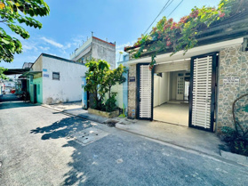 Nhà đẹp sổ riêng 4x35m, có 3PN, sân oto đậu được 2 chiếc. Ngay chợ Minh Phát, Tô Ngọc Vân, Q12