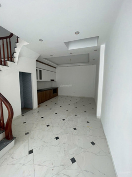 Bán nhà ngay mặt chợ trục chính, đường 2 ô tô tránh nhau, S: 42m2 * 3 tầng, vị trí sầm uất đông dân