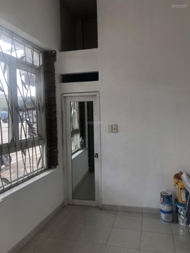 Cho thuê mặt bằng trống, mặt tiền Phạm Văn Đồng, ngay ngã tư nên rất thu hút view trực tiếp