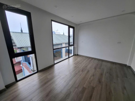 Ngã tư Thạch Bàn, sát Aeon, 3 bước ra cầu Vĩnh Tuy bán nhà mới 6 tầng thang máy 8 phòng ngủ 7,34tỷ