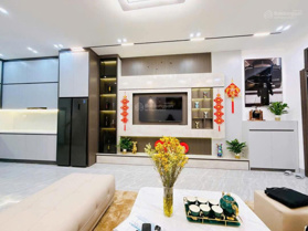 Ngon nhất kv Nguyễn Khánh Toàn, Cầu Giấy,5 tầng mới tinh full đồ gần ô tô chỉ 6.8 tỷ