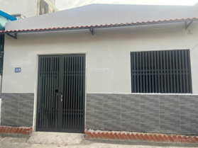 Bán gấp nhà cấp 4 mới, 2 phòng ngủ, 1 toilet, 1 bếp, đường nhựa 10m, sát Quốc Lộ 13