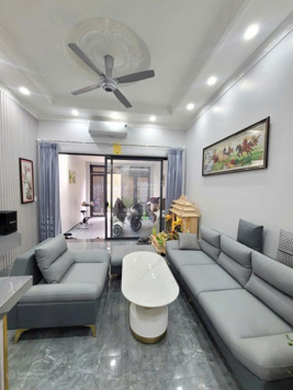 Cần Bán căn nhà 1 trệt 1 lầu còn Mới Thiết kế Hiện Đại. DT 93m2. Sân xe hơi. Gần chợ Dĩ An 1