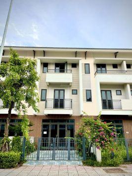 Cần tiền bán gấp căn shophouse mặt đường lớn giá rẻ hơn thị trường 500tr