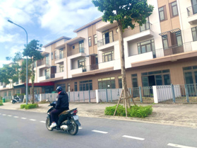 Bán nhanh căn nhà phố 3 tầng 120m2 mặt đường 26m khu Centa - VSIP