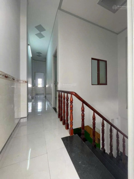 Nhà 1 lầu 1 trệt gần sân vận động Đông Hòa- chợ Dĩ An 1. Đường 8m. Sân xe hơi. Giá thương lượng
