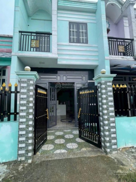 Nhà ngay KCN Sóng Thần 2 mới sơn sửa lại hiện đang cho thuê 7tr/th, DT 65m2 mặt hẻm đường ĐT 743C