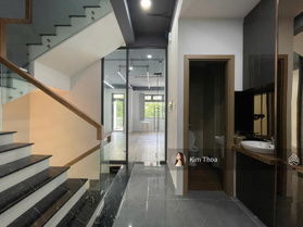 Trệt + lầu 1, DT 5x21m (160m2) ở Vạn Phúc, có ít nội thất, thang máy, máy lạnh, hầm rộng. Giá 20tr