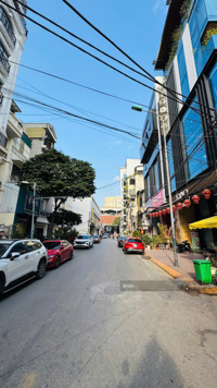 Bán nhà chính chủ mặt phố khu vực Hoàng Cầu DT 60m2, MT 6.4m, lô góc, kinh doanh sầm uất