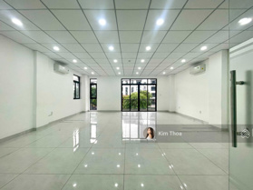 Tầng 2, 7x15m sàn view công viên, ngăn 2 phòng, xuất VAT, có thang máy, máy lạnh, hầm xe. Chỉ 13 tr
