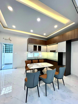 Nhà phố 1 trệt 2 lầu có 4 phòng ngủ khu dân cư đường Nguyễn Duy Trinh nhà mới 100% đầy đủ nội thất
