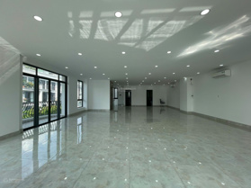 Căn góc vị trí đẹp Vạn Phúc City, 11x18m (Hầm 4 tầng) hoàn thiện văn phòng giá 75 triệu/tháng