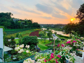 Chuẩn tin. Bán 1 căn biệt thự giá 13 tỷ full nội thất, chưa bể bơi, đã có sổ đỏ, có view hồ