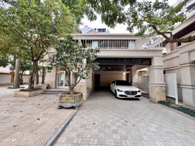 Biệt thự siêu khủng, sân vườn rộng, 4 phòng ngủ ở Tây Hồ cho thuê