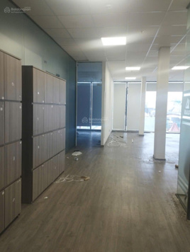 Cho thuê VP đường Nguyễn Gia Trí (D2) Bình Thạnh. DT: 140m2 - ngăn sẵn 3 phòng. 32 triệu