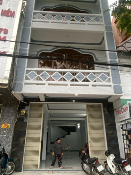Cho thuê nhà nguyên căn ba tầng mặt tiền đường Lê Lợi, TP. Quảng Ngãi