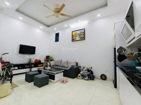 Chùa Láng. Nhà về ở ngay, ngõ rộng ba gác đỗ cửa, vài bước ra ô tô tránh, ra phố chỉ 1 phút